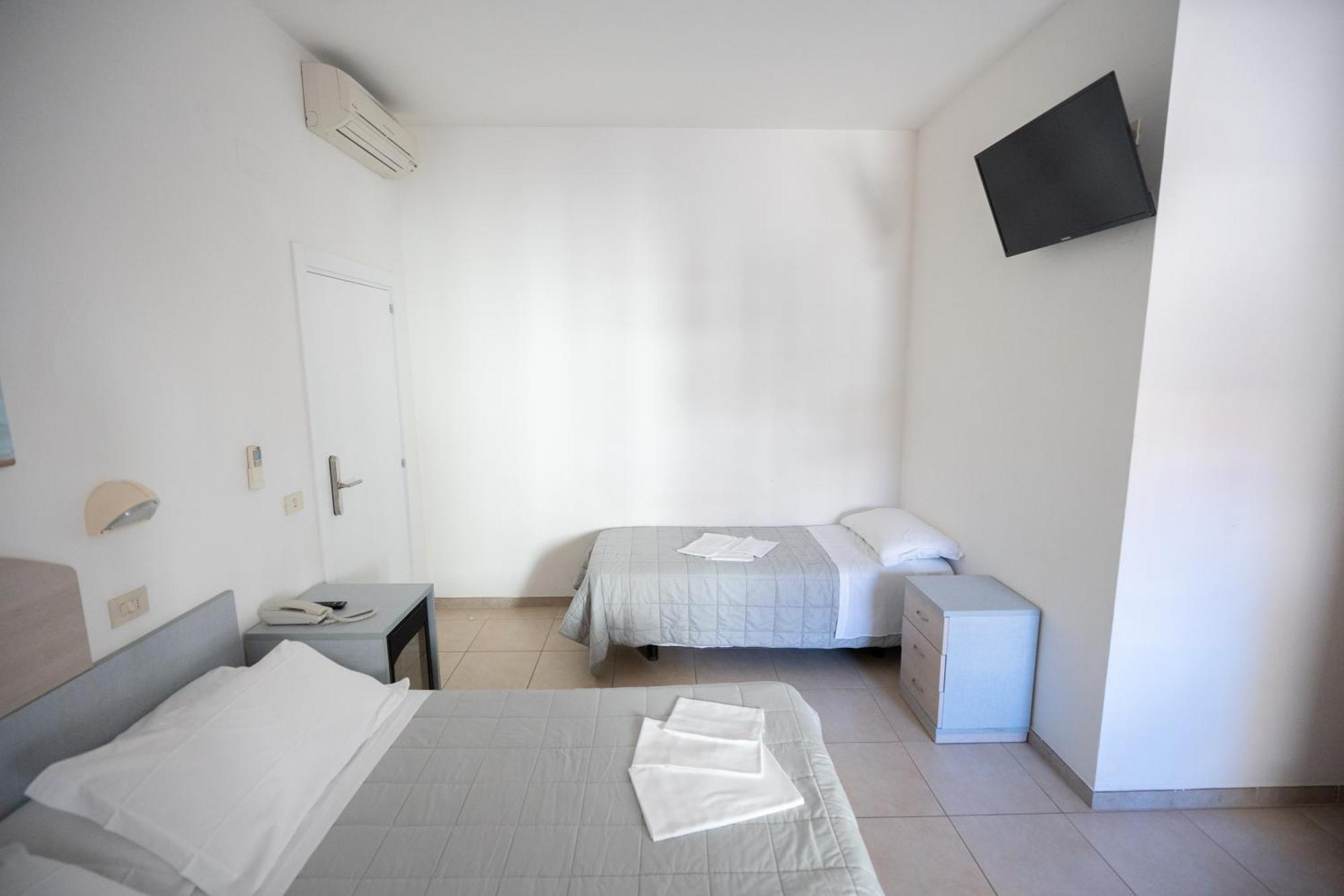 Hotel Petite Fleur Alba Adriatica Exterior photo