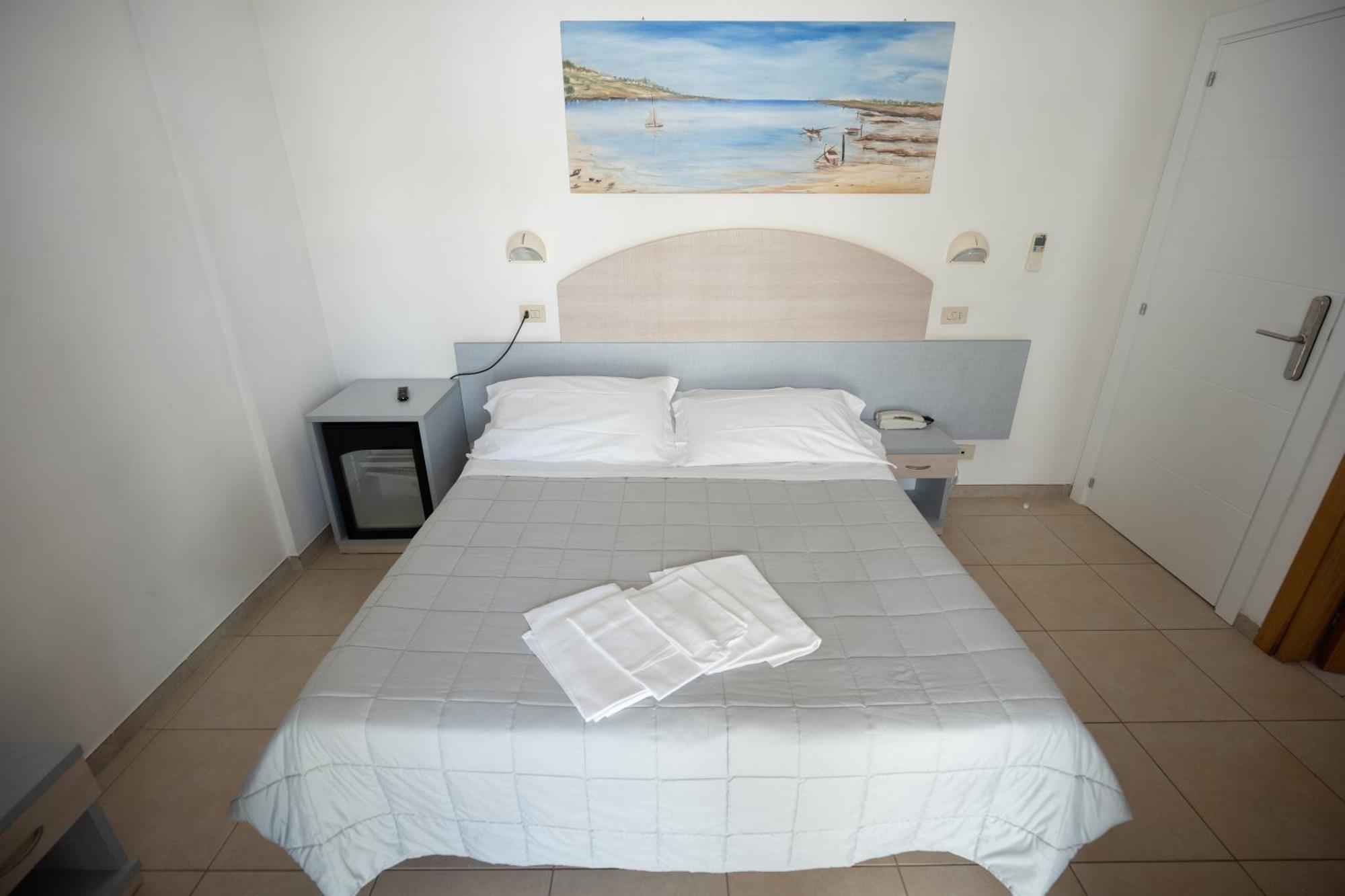 Hotel Petite Fleur Alba Adriatica Exterior photo