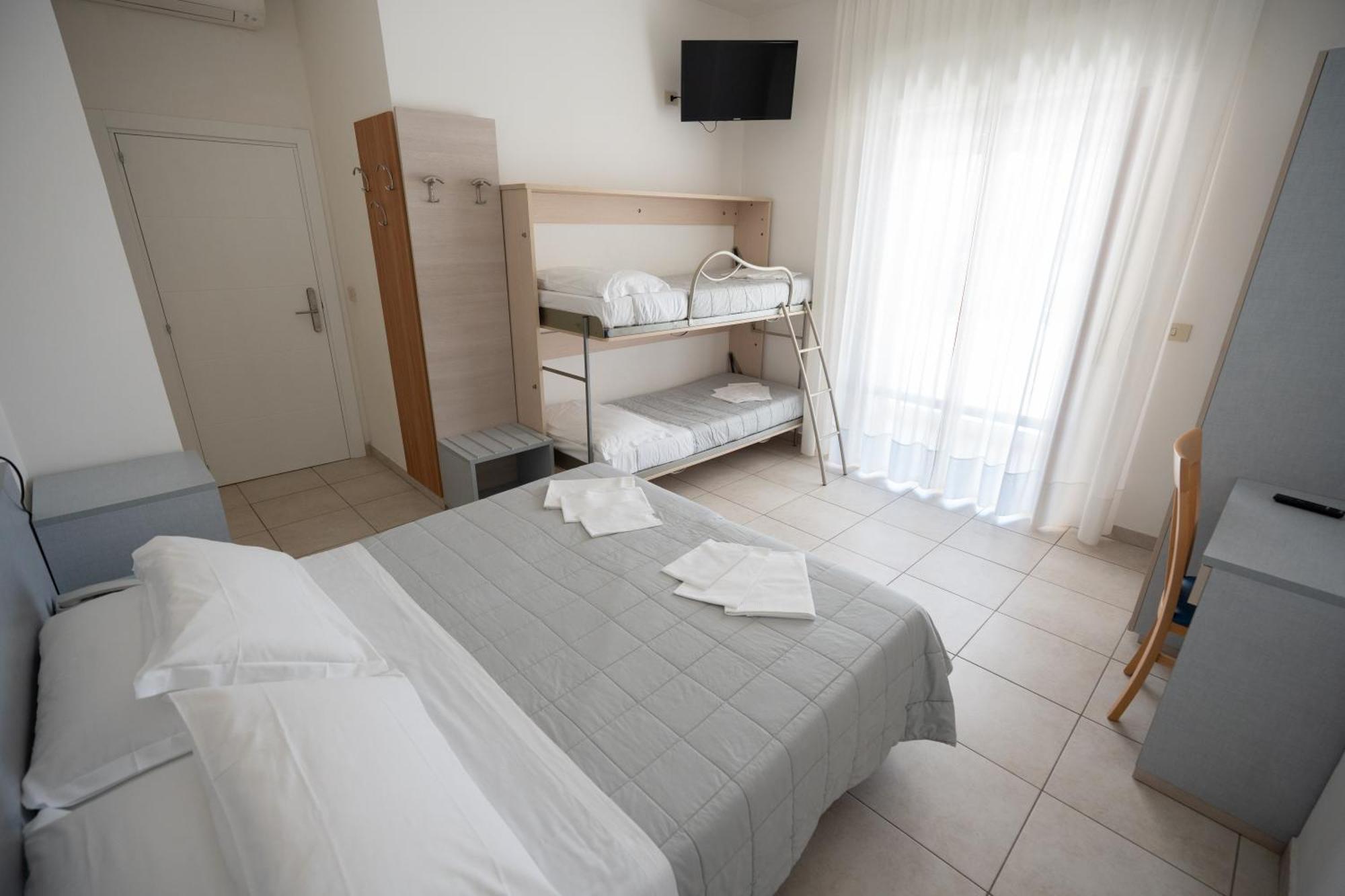 Hotel Petite Fleur Alba Adriatica Exterior photo