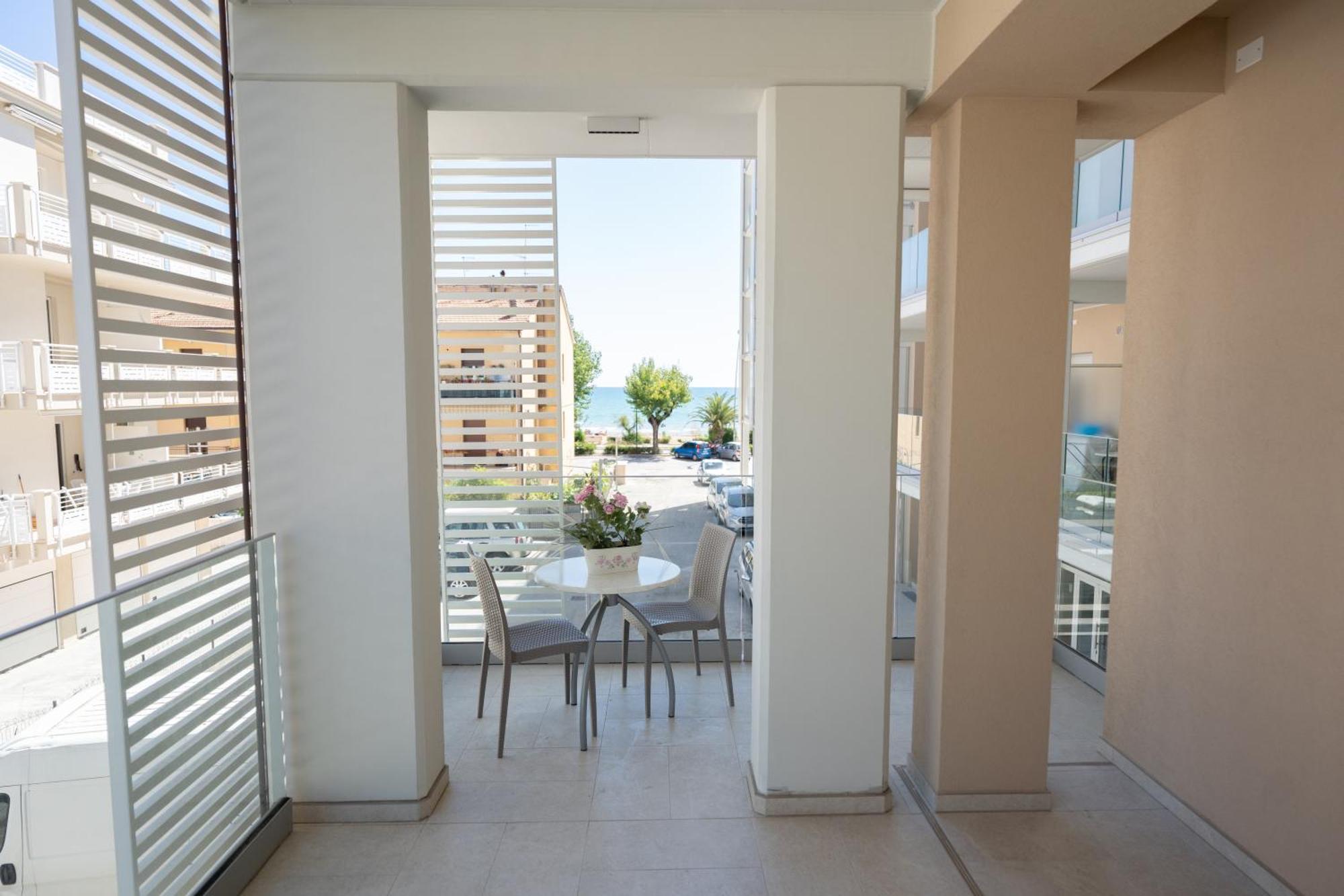 Hotel Petite Fleur Alba Adriatica Exterior photo