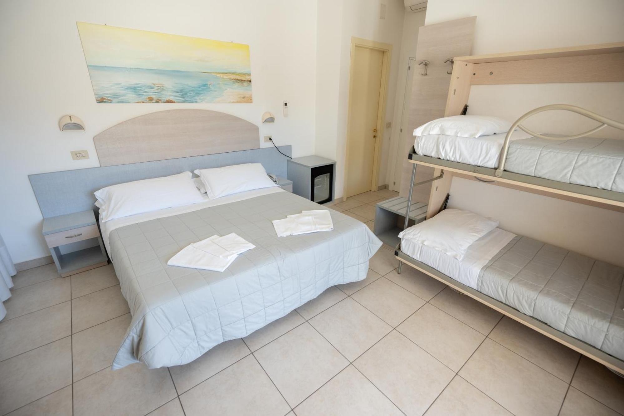 Hotel Petite Fleur Alba Adriatica Exterior photo