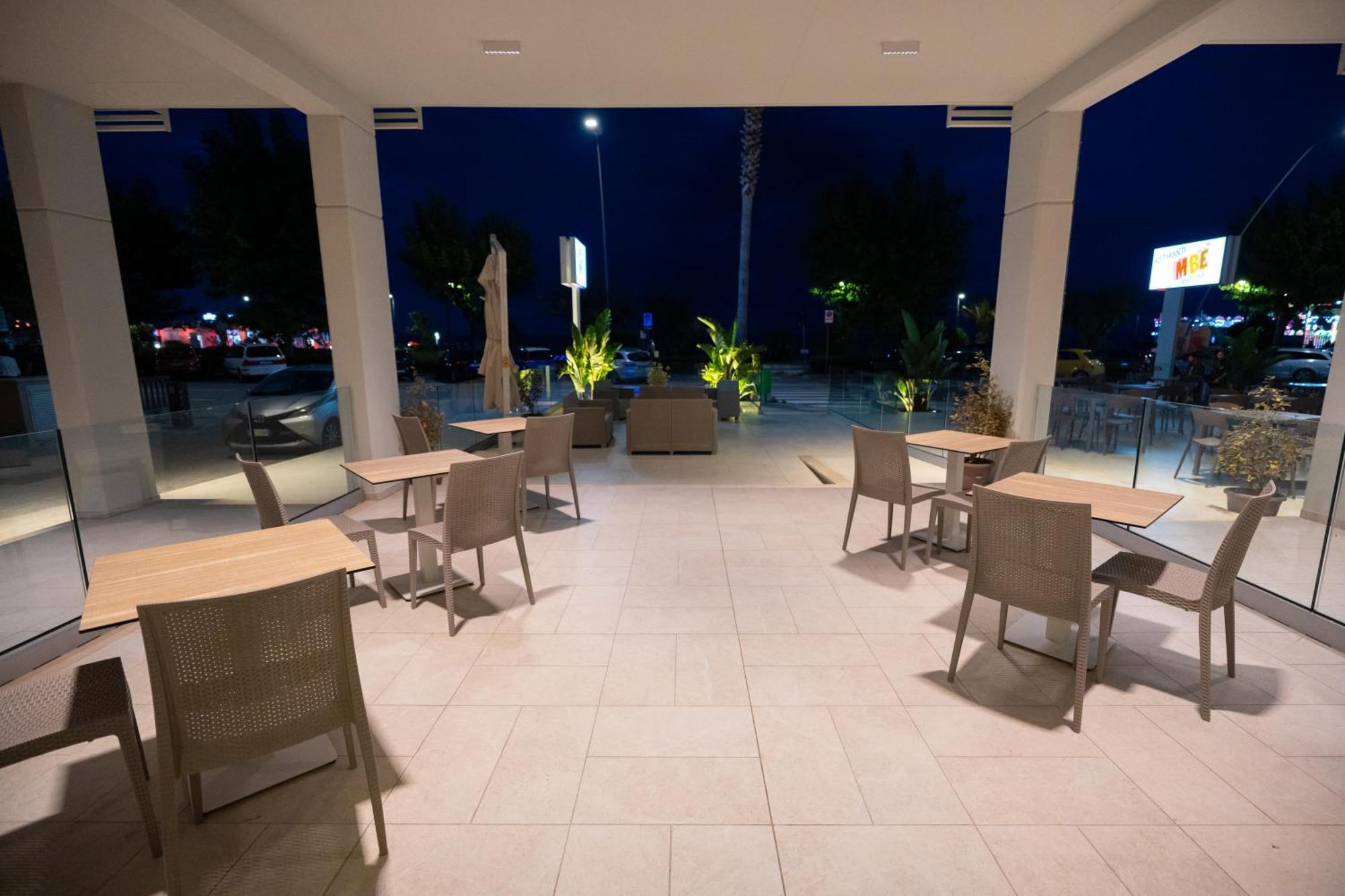 Hotel Petite Fleur Alba Adriatica Exterior photo