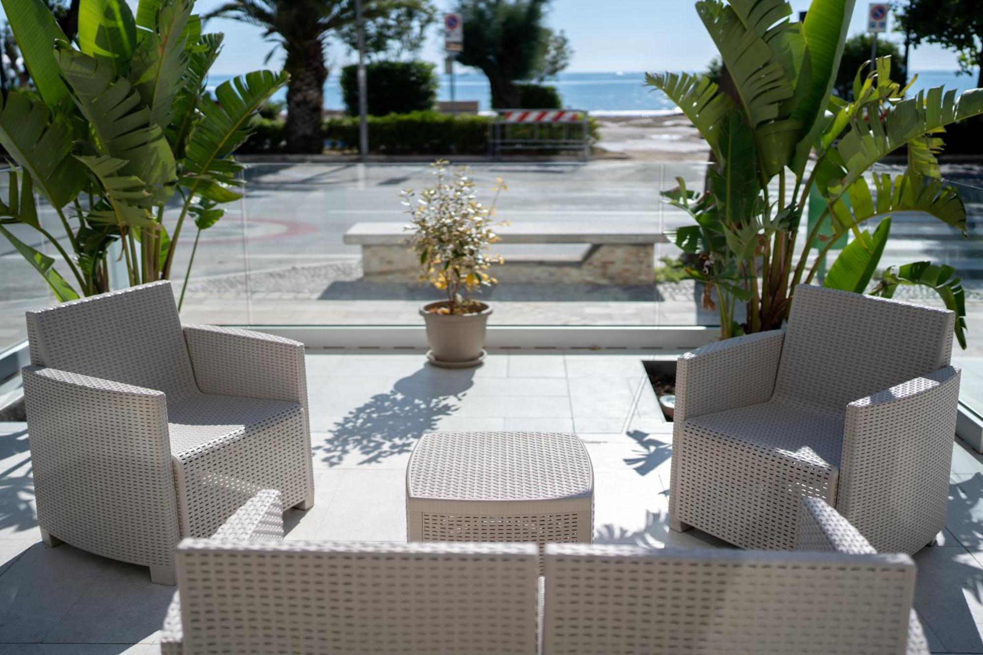 Hotel Petite Fleur Alba Adriatica Exterior photo