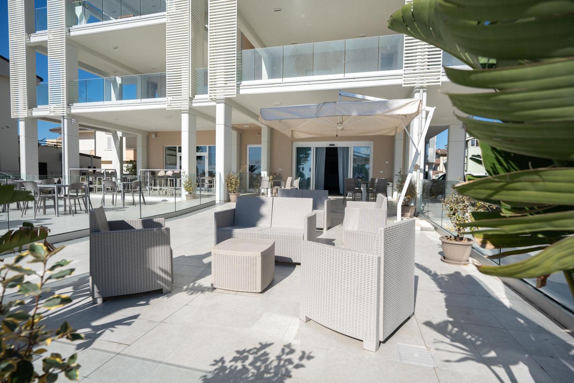 Hotel Petite Fleur Alba Adriatica Exterior photo