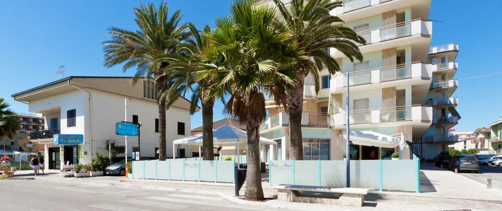 Hotel Petite Fleur Alba Adriatica Exterior photo